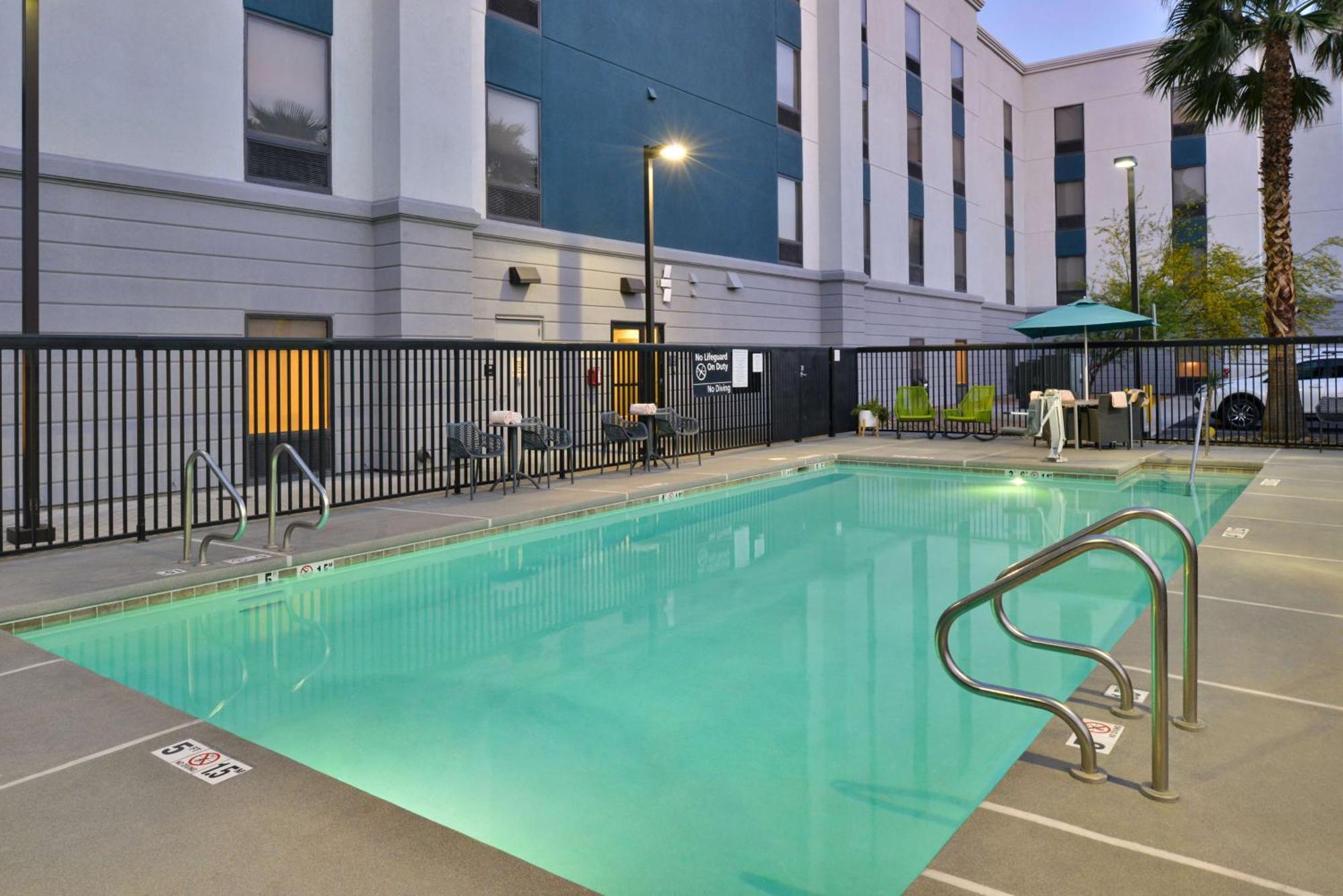 Hampton & Airport Hotel 3*